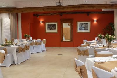 Véranda et jardin installés pour une cérémonie, La Croisée des Possibles