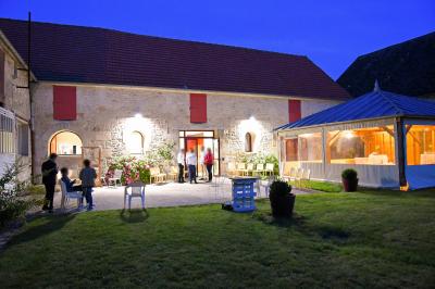 Véranda et jardin installés pour une cérémonie, La Croisée des Possibles