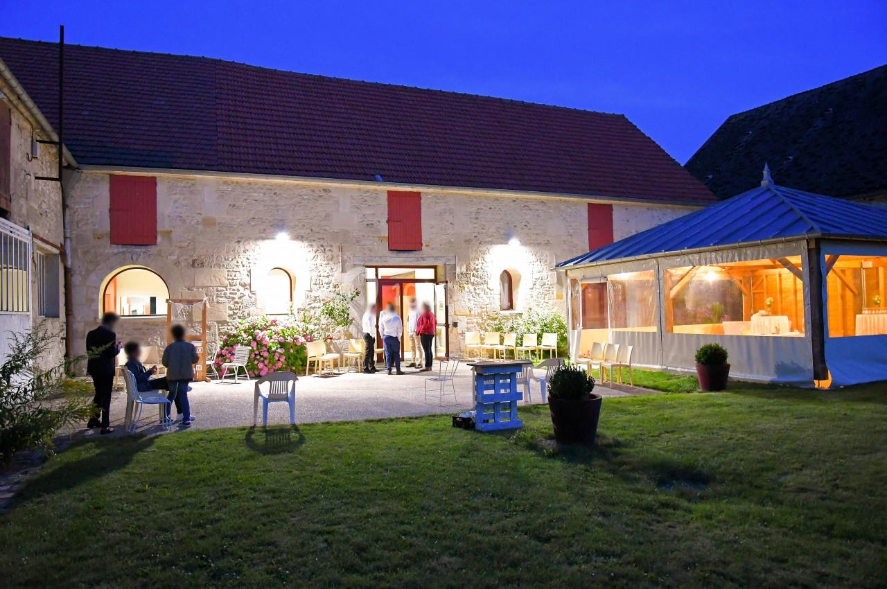 Terrasse, jardin et véranda éclairés à La Croisée des Possibles Oise