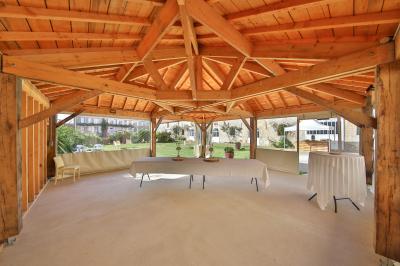 Véranda et jardin installés pour une cérémonie, La Croisée des Possibles