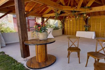 Véranda et jardin installés pour une cérémonie, La Croisée des Possibles