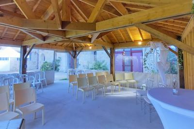 Véranda et jardin installés pour une cérémonie, La Croisée des Possibles