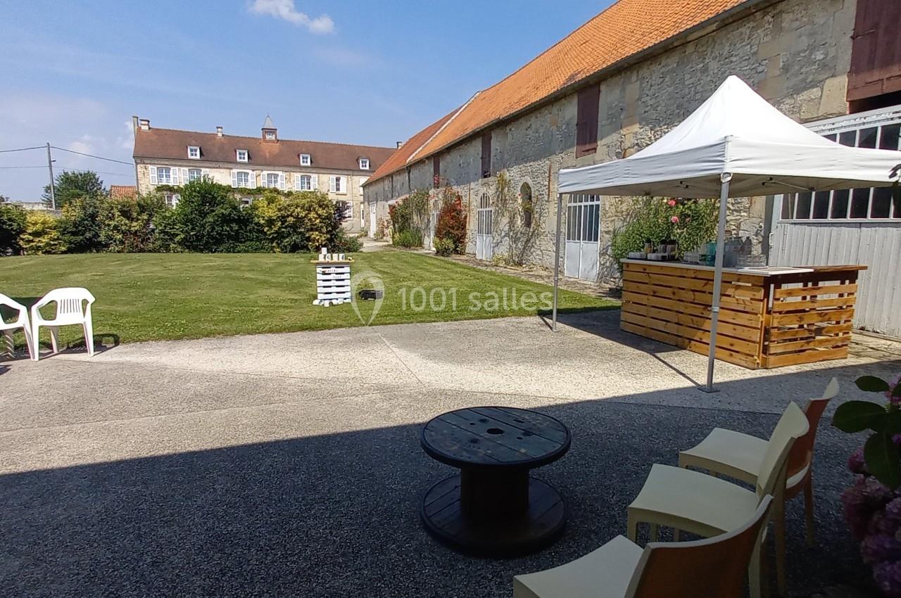 Vue de la terrasse, du jardin mi-clos, du bar avec son barnum, La Croisée des Possibles