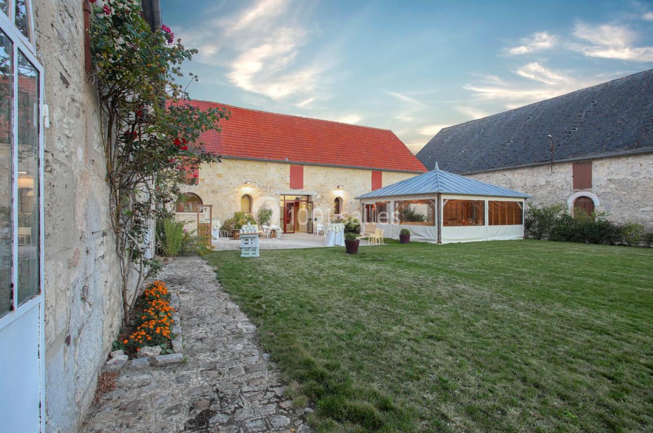 Arrivée par le jardin, vers la terrasse, la véranda et l'accueil de La Croisée des Possibles