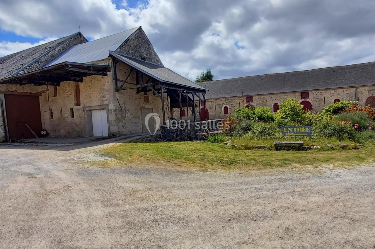 Entrée à gauche dans le corps de ferme où est La Croisée des Possibles