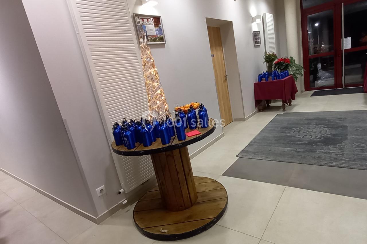 Entrée avec cadeaux aux participants installée par La Croisée des Possibles