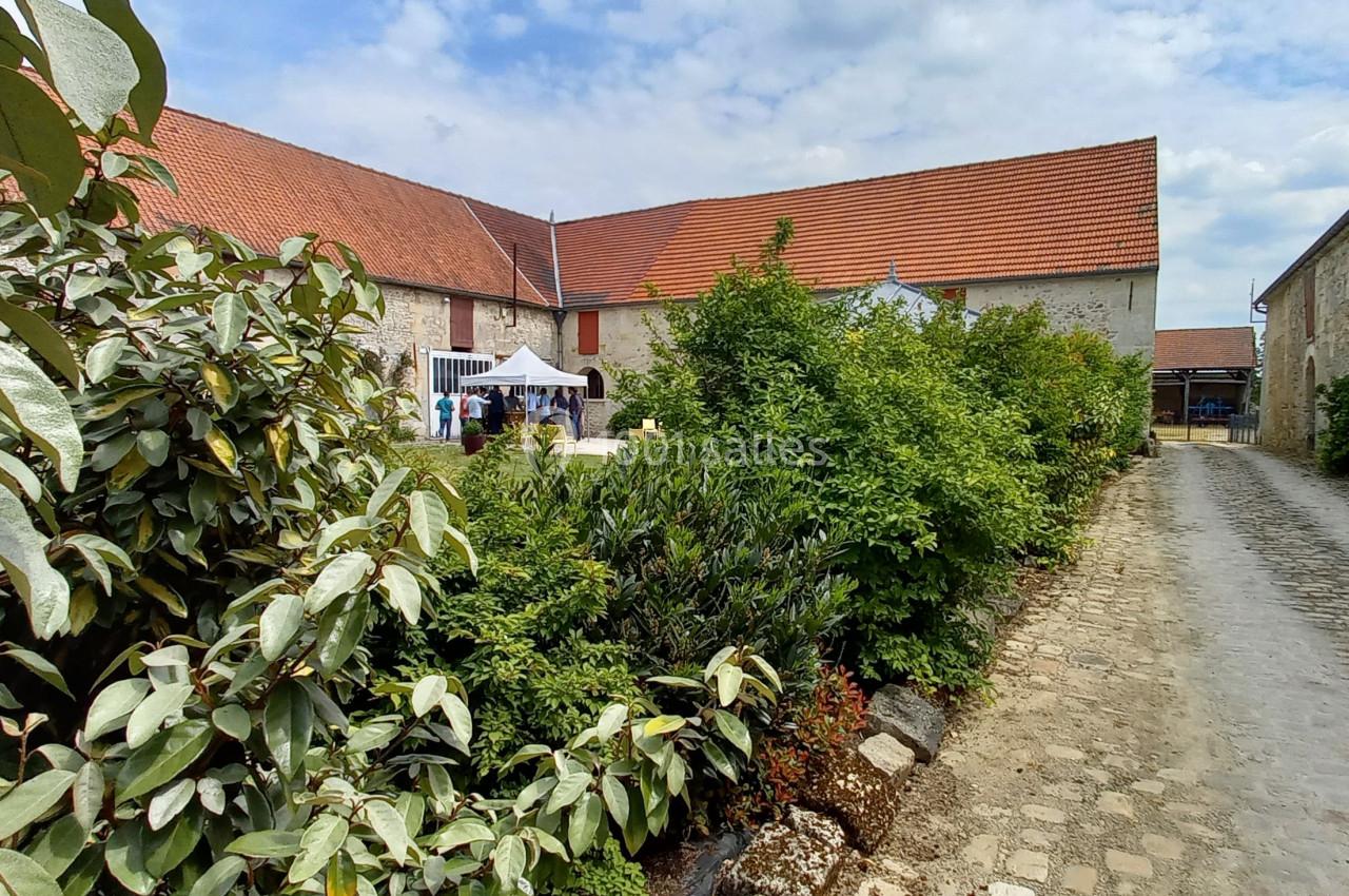 Pauses en lieu dédié sur terrasse avec bar et barnum à La Croisée des Possibles