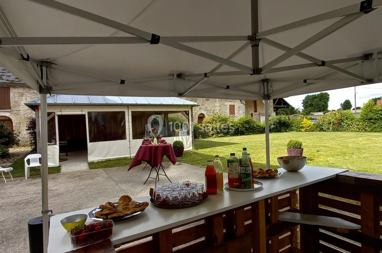 Terrasse avec bar et barnum et véranda en face La Croisée des Possibles