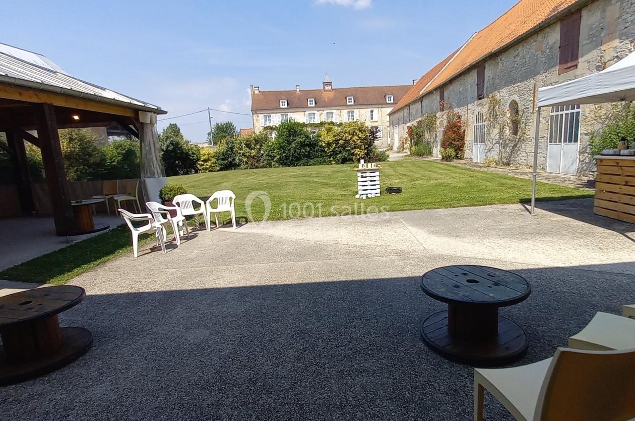 Vue des extérieurs depuis la terrasse donnant sur la véranda