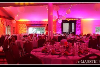 Chemin en pierre menant à une petite maison en bois entourée de végétation dense et ombragée.