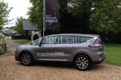 Chemin en pierre menant à une petite maison en bois entourée de végétation dense et ombragée.