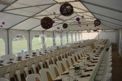 Salle de bain avec lavabo, miroir, toilettes et porte-serviettes, carrelage sombre au sol et murs clairs.