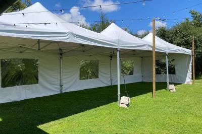 Salle de bain avec lavabo, miroir, toilettes et porte-serviettes, carrelage sombre au sol et murs clairs.