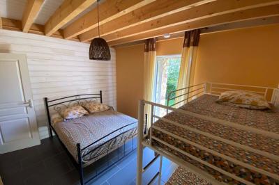 Salle de bain avec lavabo, miroir, toilettes et porte-serviettes, carrelage sombre au sol et murs clairs.
