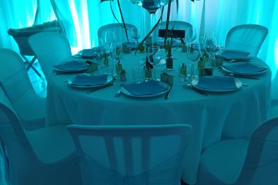 Dortoir avec lits superposés en métal noir, murs rouges et blancs, sol en carrelage foncé, éclairage au plafond.