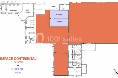 Dortoir avec lits superposés en métal noir, murs rouges et blancs, sol en carrelage foncé, éclairage au plafond.