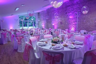 Dortoir avec lits superposés en métal noir, murs rouges et blancs, sol en carrelage foncé, éclairage au plafond.