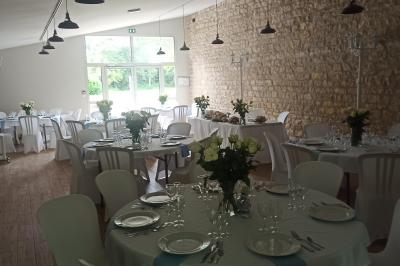 Dortoir avec lits superposés en métal noir, murs rouges et blancs, sol en carrelage foncé, éclairage au plafond.