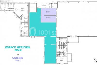 Dortoir avec lits superposés en métal noir, murs rouges et blancs, sol en carrelage foncé, éclairage au plafond.