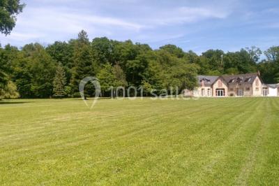 Dortoir avec lits superposés en métal noir, murs rouges et blancs, sol en carrelage foncé, éclairage au plafond.