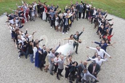 Dortoir avec lits superposés en métal noir, murs rouges et blancs, sol en carrelage foncé, éclairage au plafond.