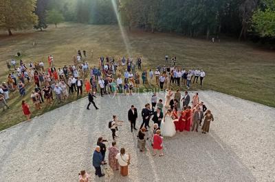 Dortoir avec lits superposés en métal noir, murs rouges et blancs, sol en carrelage foncé, éclairage au plafond.