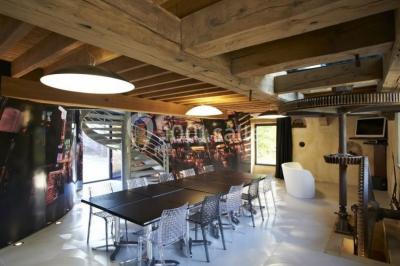 Vélo ancien garé devant une structure en bois et métal avec des toiles blanches tendues, entourée de verdure.