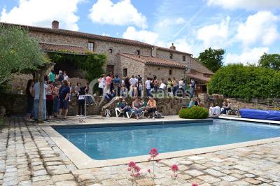 Vélo ancien garé devant une structure en bois et métal avec des toiles blanches tendues, entourée de verdure.