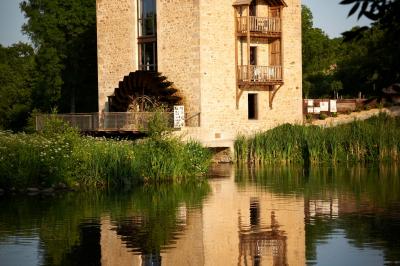 Vélo ancien garé devant une structure en bois et métal avec des toiles blanches tendues, entourée de verdure.