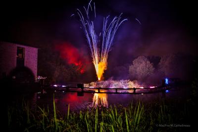 Vélo ancien garé devant une structure en bois et métal avec des toiles blanches tendues, entourée de verdure.
