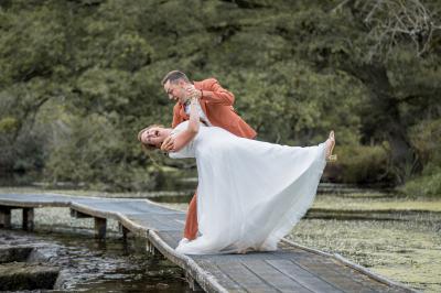 Vélo ancien garé devant une structure en bois et métal avec des toiles blanches tendues, entourée de verdure.