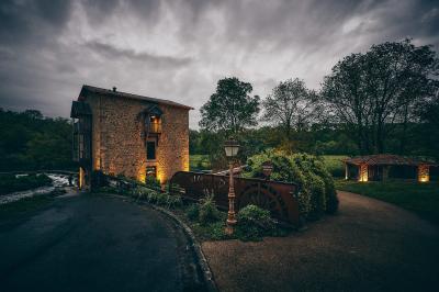 Vélo ancien garé devant une structure en bois et métal avec des toiles blanches tendues, entourée de verdure.