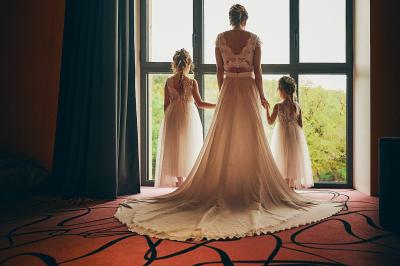 Vélo ancien garé devant une structure en bois et métal avec des toiles blanches tendues, entourée de verdure.