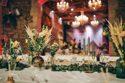 Vélo ancien garé devant une structure en bois et métal avec des toiles blanches tendues, entourée de verdure.