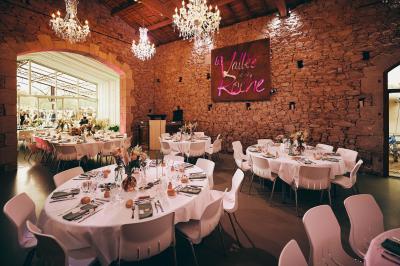 Vélo ancien garé devant une structure en bois et métal avec des toiles blanches tendues, entourée de verdure.