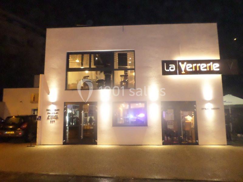 Façade éclairée d'un bâtiment moderne à deux étages avec une enseigne lumineuse ’La Verrerie’ visible de nuit.