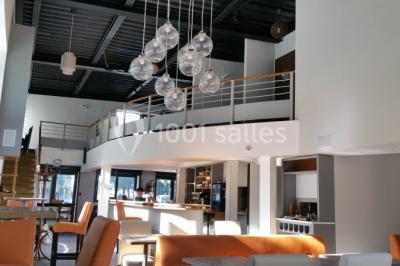 Des personnes se servent à un buffet varié disposé sur des tables rondes dans une salle lumineuse.