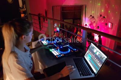 Des personnes se servent à un buffet varié disposé sur des tables rondes dans une salle lumineuse.