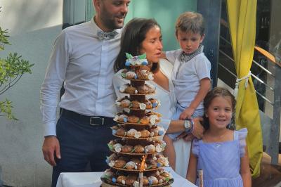 Buffet avec des plats variés, dont des salades, du saumon fumé et des fruits, décoré d'un bouquet de fleurs violettes et…