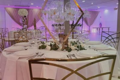 Assiette avec un jarret d'agneau en sauce et un millefeuille de légumes, servie sur une table dressée.