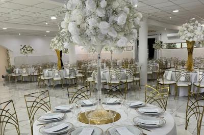 Assiette avec un jarret d'agneau en sauce et un millefeuille de légumes, servie sur une table dressée.