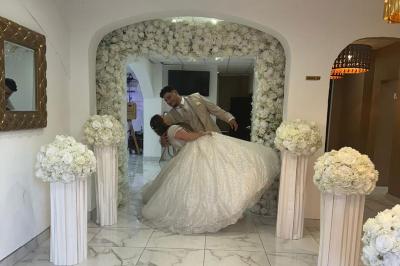 Assiette avec un jarret d'agneau en sauce et un millefeuille de légumes, servie sur une table dressée.