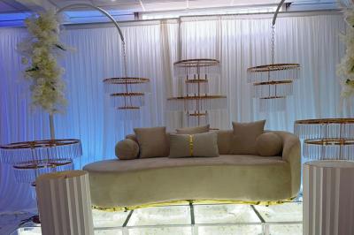 Assiette avec un jarret d'agneau en sauce et un millefeuille de légumes, servie sur une table dressée.