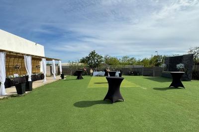 Assiette avec un jarret d'agneau en sauce et un millefeuille de légumes, servie sur une table dressée.