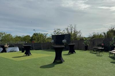 Assiette avec un jarret d'agneau en sauce et un millefeuille de légumes, servie sur une table dressée.