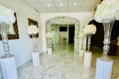 Assiette avec un jarret d'agneau en sauce et un millefeuille de légumes, servie sur une table dressée.