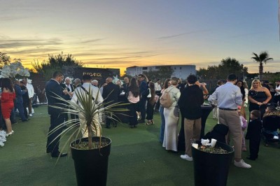 Assiette avec un jarret d'agneau en sauce et un millefeuille de légumes, servie sur une table dressée.