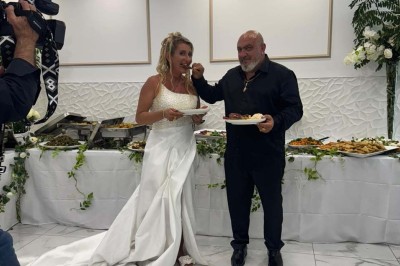Assiette avec un jarret d'agneau en sauce et un millefeuille de légumes, servie sur une table dressée.