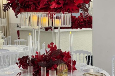 Assiette avec un jarret d'agneau en sauce et un millefeuille de légumes, servie sur une table dressée.