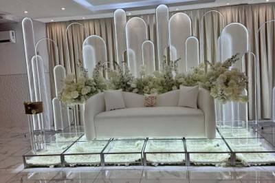 Assiette avec un jarret d'agneau en sauce et un millefeuille de légumes, servie sur une table dressée.